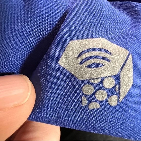 MOUNTAIN HARDWARE Gray & Blue running Shorts w/Back Inside Zipper. Size Small - Picture 4 of 6